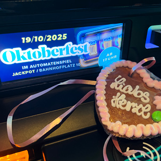 Oktoberfest-Stimmung mit lebenkuchenherz vor der Monitore