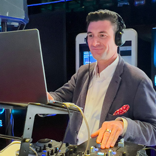 DJ sorgt mit Beats und guter Stimmung für Party-Atmosphäre.