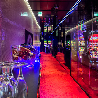 Stilvolle Gang mit rotem Teppich und mit Atomatenspiele.