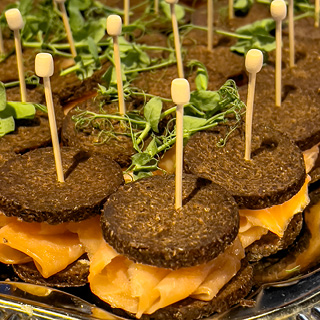 leckerem Brot belegt mit Lachs.