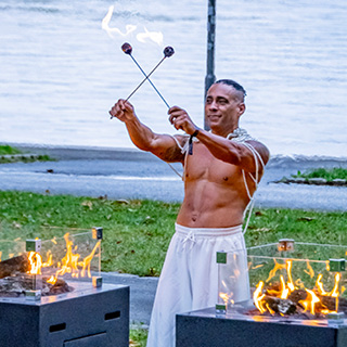 Feuer-Artist zeigt seine Kunststücke vor dem Casino Konstanz am Bodensee